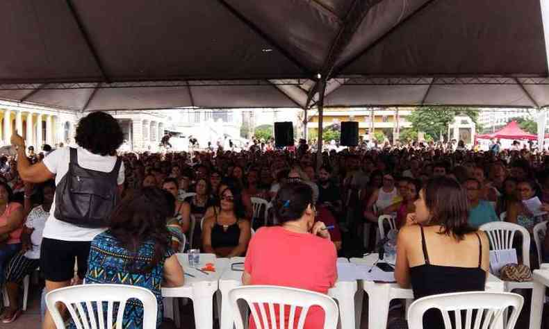 Sindicato juntamente com professores se reuniram em assembleia na tarde desta quarta-feira(foto: Sind-Rede-BH/Divulgao)