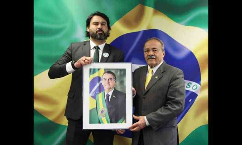 'Leo Indio' posa com senador Chico Rodrigues (DEM-RR)(foto: Reproduo/Instagram/Leo Indio)
