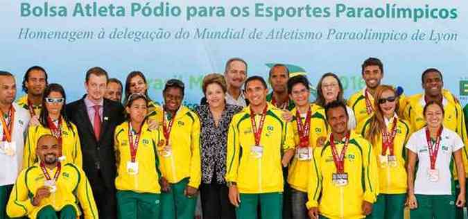 A presidente Dilma Rousseff anunciou nesta sexta-feira os 44 primeiros atletas que recebero a Bolsa Pdio(foto: Roberto Stuckert Filho/PR)