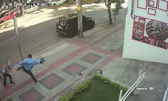 Vtima assustou com o roubo de seu celular e foi golpeada na cabea quando se levantou para pegar o aparelho(foto: Reproduo)