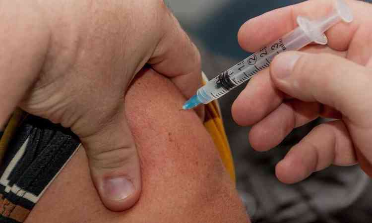 pessoa sendo vacinada