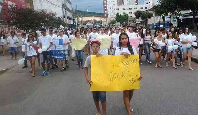 A convocao para a passeata foi pelas redes sociais com chamados #pelapaz, #gabylutoeterno e #impunidade(foto: Micaele Abreu/Divulgao )
