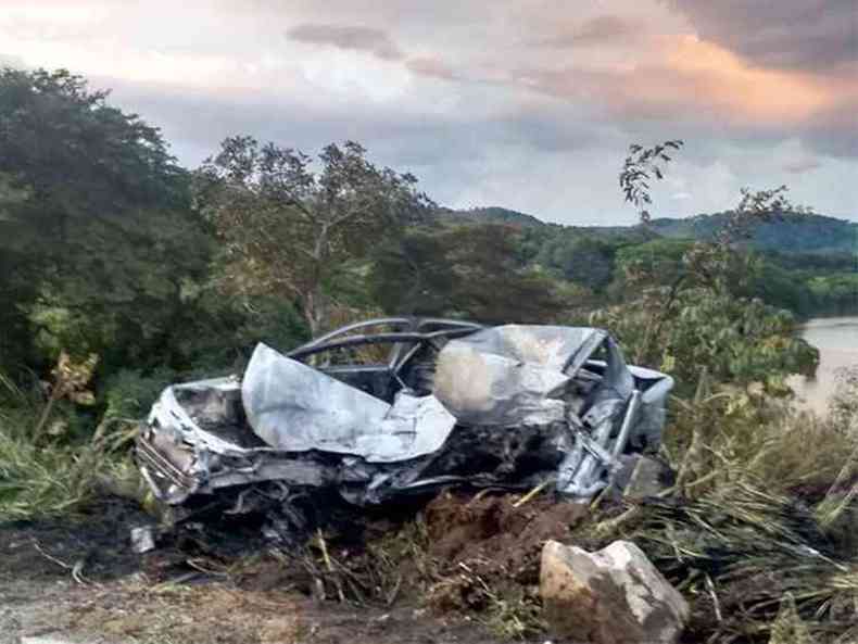 O Voyage ficou completamente destrudo pelas chamas do incndio(foto: Corpo de Bombeiros de Lavras/Divulgao)