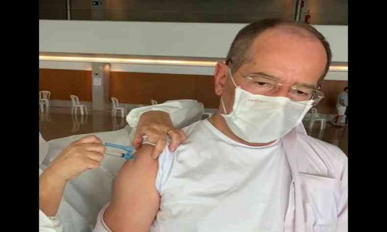 Dom Walmor foi vacinado em um posto de sade da Regio Centro-Sul da capital (foto: Reproduo de internet)