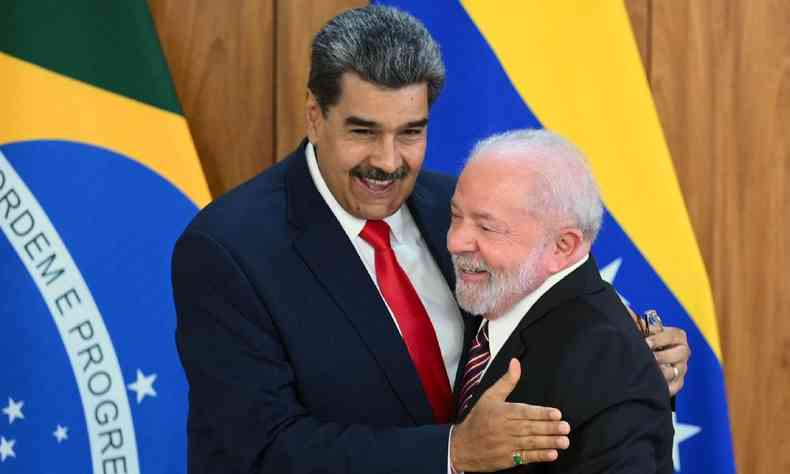 Nicols Maduro abraando Lula
