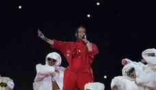 Rihanna flutua sobre o Super Bowl e levanta suspeita de gravidez
