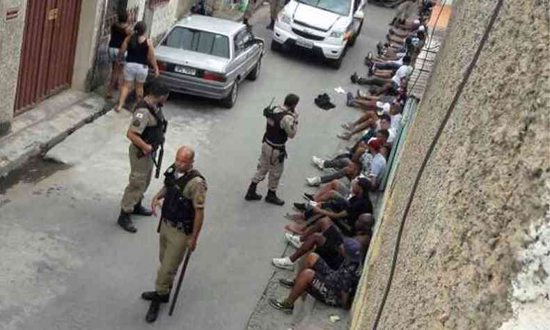 Torcedores desceram as ruas do Bairro Vera Cruz praticando vandalismos(foto: PMMG/Divulgao)