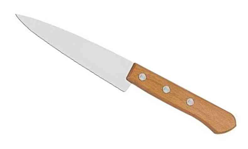 A faca utilizada no crime tem cabo de madeira e uma lmina de cerca de 15 centmetros de comprimento