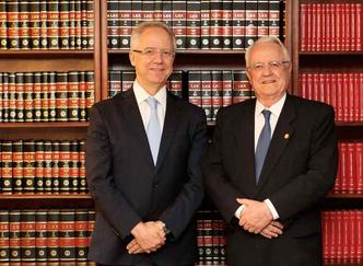 O advogado Carlos Velloso Filho, recém-nomeado pelo presidente Bolsonaro para o cargo de ministro substituto do Tribunal Superior Eleitoral, com o pai, Carlos Mário Velloso, ex-ministro do Supremo Tribunal Federal(foto: Velloso Advocacia/Divulgação) O advogado Carlos Velloso Filho, recém-nomeado pelo presidente Bolsonaro para o cargo de ministro substituto do Tribunal Superior Eleitoral, com o pai, Carlos Mário Velloso, ex-ministro do Supremo Tribunal Federal(foto: Velloso Advocacia/Divulgação)