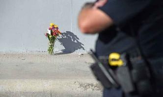 Homenagem s vtimas na avenida Waterman, perto do local dos ataques(foto: ROBYN BECK/AFP)