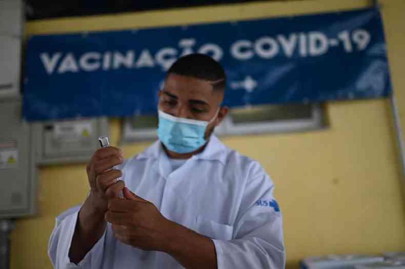 Profissional de saúde prepara uma dose de vacina contra a covid-19