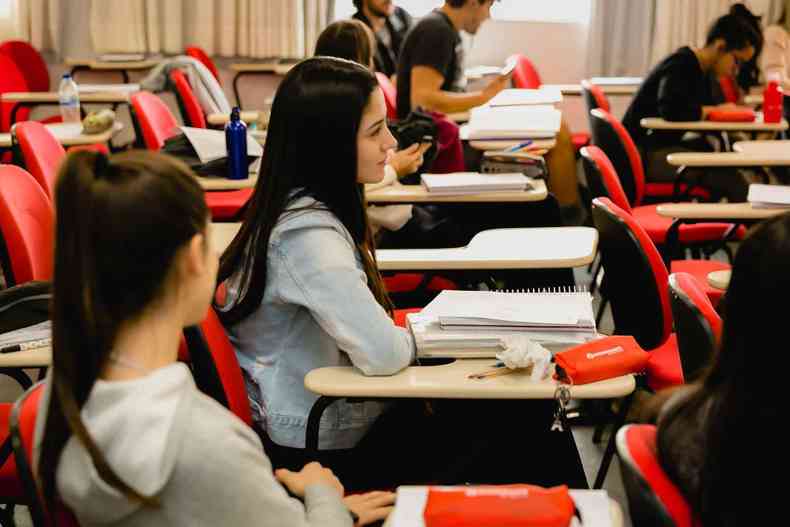 Estudantes na sala de aula em cursinho pr-vestibular