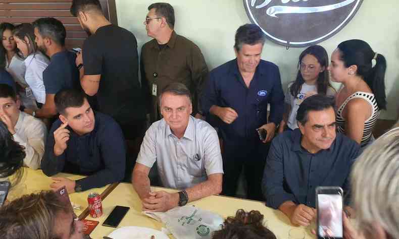 Jair Bolsonaro em churrascaria no Bairro Castelo