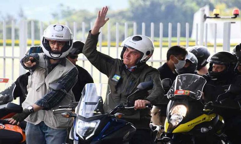 Bolsonaro convocou motociclistas para passar por Brasília. Em alguns momentos, não usou máscara nem capacete (foto: EVARISTO SÁ/AFP) Bolsonaro convocou motociclistas para passar por Brasília. Em alguns momentos, não usou máscara nem capacete (foto: EVARISTO SÁ/AFP)