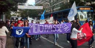 Manifesta��o cobra amplia��o do meio-passe para os estudantes da capital(foto: Jo�o Henrique do Vale/EM/DA Press)