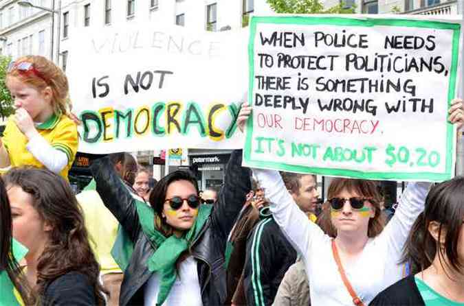 Cerca de 2 mil brasileiros que vivem em Dublin foram s ruas em apoio aos protestos contra o aumento das tarifas dos transportes coletivos no Brasil(foto: REGIS CORVO/FOTOARENA/ESTADO CONTEDO)