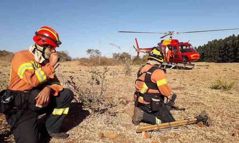 Alm de helicptero, operao tambm contra com drones que ajudam a traar estratgias no combate s chamas(foto: Corpo de Bombeiros de Minas Gerais/Divulgao)