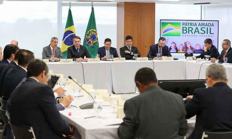 Reuni�o com vice-presidente da Rep�blica, ministros e presidentes de bancos no dia 22 de abril(foto: Marcos Corr�a/ PR)