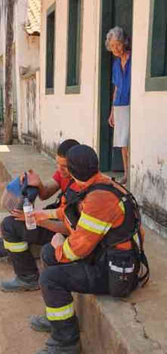 Bombeiros em frente  casa de dona Luza, de 89 anos, que todo dia oferecia gua, caf e almoo para os militares