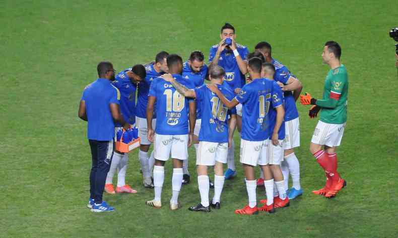Jogadores do Cruzeiro reunidos no Estdio Independncia