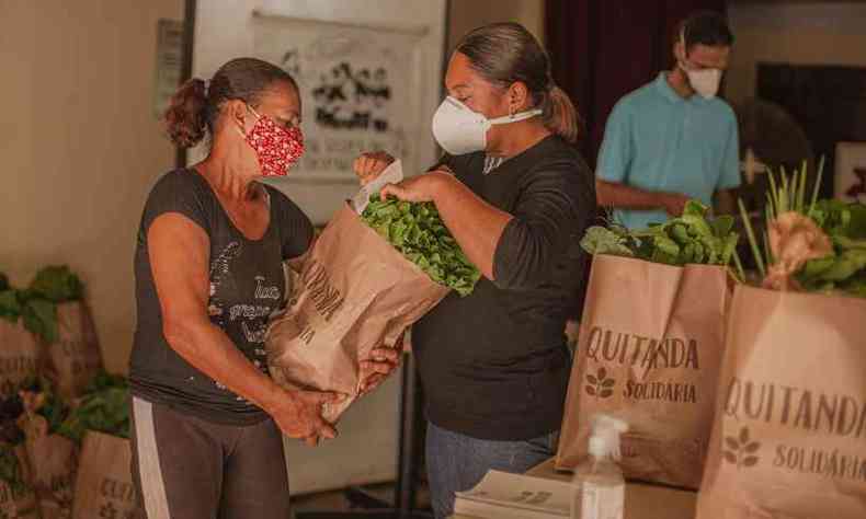 Entrega das cestas de alimentos doados as famlias de comunidades em Minas Gerais