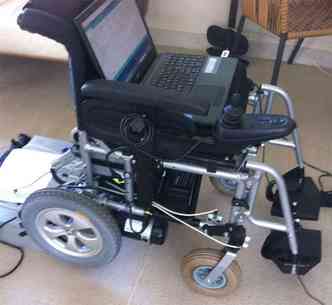 Dispositivos eletrnicos e a cmera instalados em cadeira de rodas motorizada: maior liberdade para pessoas se locomoverem (foto: Arquivo Pessoal )
