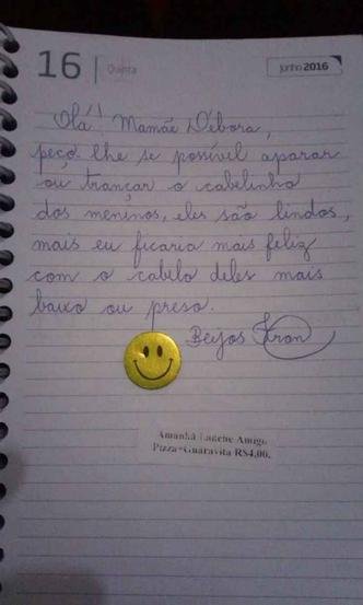Em nota, a orientadora escreve que ficaria mais feliz caso os cabelos dos dois meninos estivessem presos ou fossem mais curtos(foto: Reprodução/Facebook) Em nota, a orientadora escreve que ficaria mais feliz caso os cabelos dos dois meninos estivessem presos ou fossem mais curtos(foto: Reprodução/Facebook)
