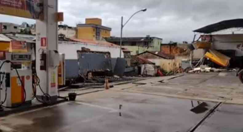 Chuva forte derruba posto de combustvel em Tefilo Otoni, local foi interditado