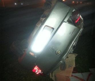 Ve�culo capotou ap�s uma persegui��o que percorreu 13 quil�metros na rodovia(foto: Pol�cia Rodovi�ria Federal/Divulga��o)