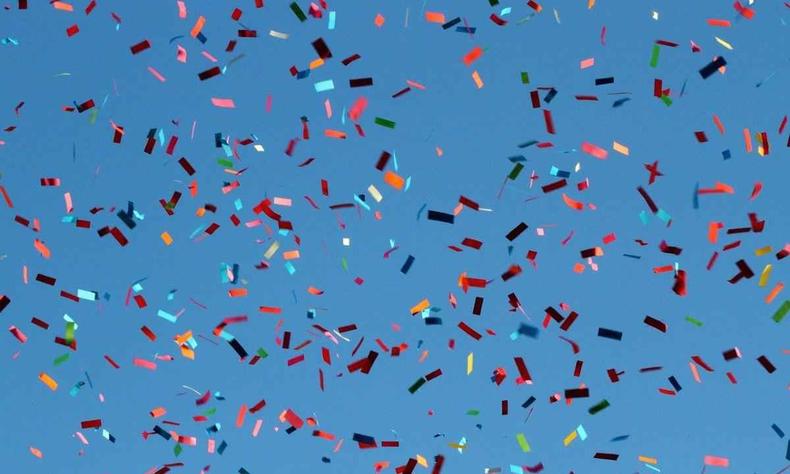 Não só a folia está cancelada em Varginha, como a prefeitura cancelou o ponto facultativo(foto: Imagem ilustrativa - Golda/Pixabay) Confetes coloridos no céu