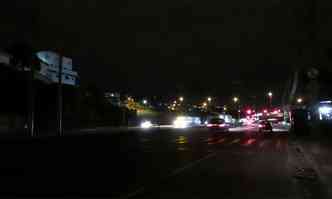 Em alguns pontos da avenida, somente a luz dos faris ajuda a guiar os condutores(foto: Gladyston Rodrigues/EM/DA Press)