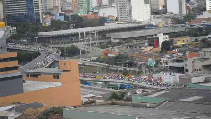 <center> Imagem 10 - Estudantes atravessam o Complexo da Lagoinha <br> (Foto: rica Hoffmann)</center>