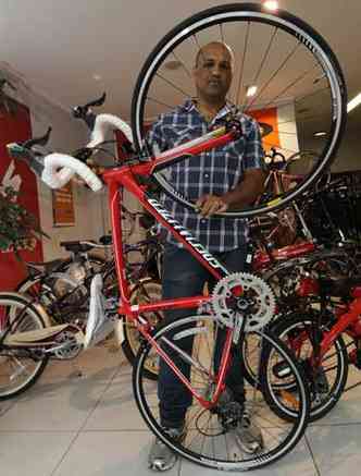 Renato Barcelos, gerente comercial de rede especializada em comrcio de bikes: procura aquecida de Venda Nova  Savassi(foto: Jair Amaral/EM/D.A Press)