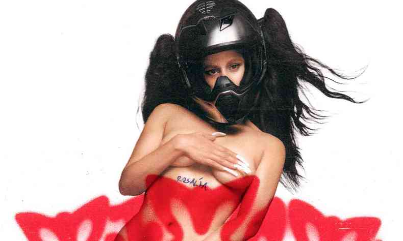 Rosala posa nua e de capacete de motoqueiro na capa do disco Motomami, com o corpo encoberto por pixao em letras vermelhas com o titulo do album