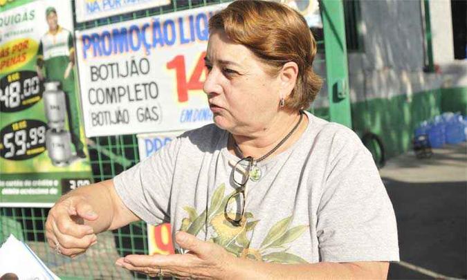 Para reduzir gastos, Nádia Cristina passou a usar o fogão a gás somente para fazer o almoço(foto: Juarez Rodrigues/EM/D.A Press) Para reduzir gastos, Nádia Cristina passou a usar o fogão a gás somente para fazer o almoço(foto: Juarez Rodrigues/EM/D.A Press)