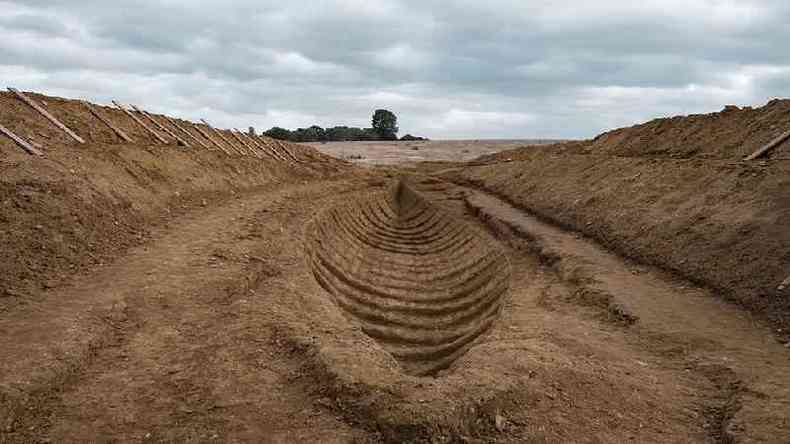 As escavaes de Sutton Hoo foram recriadas em Godalming, em Surrey(foto: LARRY HORRICKS/NETFLIX)