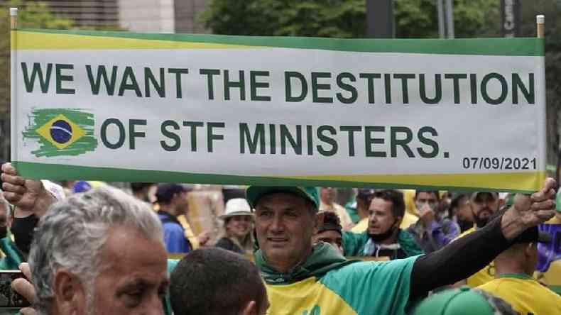 Num cartaz em ingls, manifestante pede a destituio dos ministros do STF em protesto bolsonarista no 7 de setembro de 2021 em So Paulo