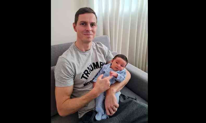 Lucas Brown e seu filho nascido em Belo Horizonte.