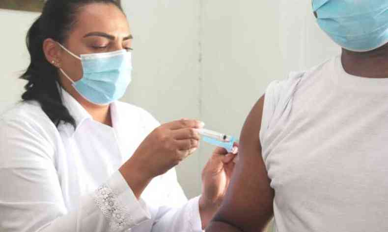 Vacina da gripe protege contra as formas graves do vrus influenza que geram internao(foto: Prefeitura de Betim/Divulgao)
