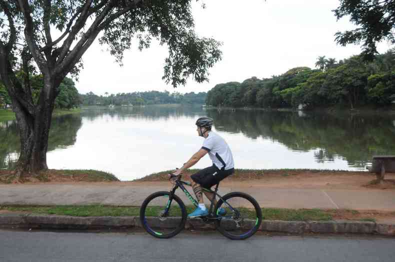 Ciclista se exercita s margens da lago da Pampulha 
