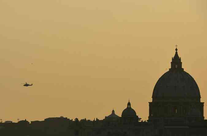 Bento XVI seguiu de helicptero para Castel Gandolfo(foto: GABRIEL BOUYS / AFP)