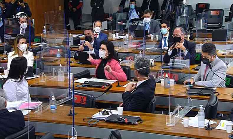 Simone Tebet (MDB-MS) e Flvio Bolsonaro (Patriota-RJ) discutiram na CPI da COVID desta quarta-feira (14/7)(foto: TV Senado/Reproduo)