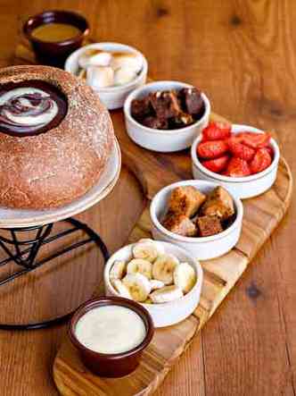 Uma das novidades do fondue do Outback  a calda de chocolate branco, que pode ou no ser misturada  de chocolate meio amargo(foto: Danilo Quadros/Divulgao)
