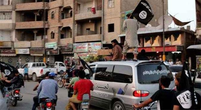 Apoiadores do Estado Isl�mico do Iraque e do Levante comemoram tomada da cidade de Raqqa, na S�ria(foto: REUTERS)