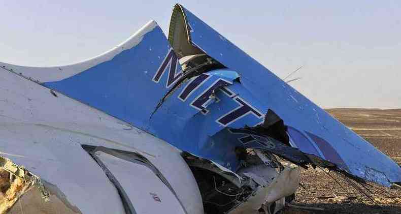 Destroo do avio russo que caiu nesse sbado  visto em Hassana, no Sinai egpcio(foto: SELIMAN AL-OTEIFI/AFP)