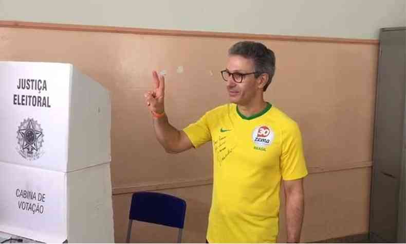 Candidato chegou para votar s 8h40, na Escola Delfim Moreira, Centro de Arax (foto: Assessoria / Divulgao )