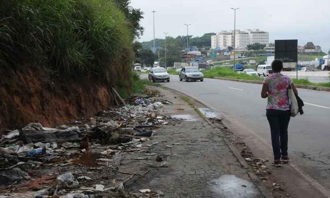 Deposição de lixo e entulho, como na foto do Bairro Carlos Prates, obrigam pedestres a andar até pelas vias marginais destinadas ao trânsito de veículos no Anel Rodoviário(foto: Paulo Filgueiras/EM/D.A Press) Deposição de lixo e entulho, como na foto do Bairro Carlos Prates, obrigam pedestres a andar até pelas vias marginais destinadas ao trânsito de veículos no Anel Rodoviário(foto: Paulo Filgueiras/EM/D.A Press)