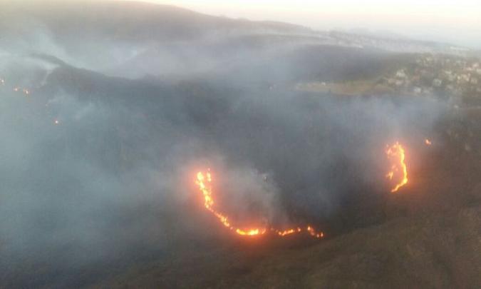 Imagens aéreas das viaturas do Corpo de Bombeiros dão a dimensão do incêndio que se alastra pelo Rola Moça(foto: Divulgação/Corpo de Bombeiros) Imagens aéreas das viaturas do Corpo de Bombeiros dão a dimensão do incêndio que se alastra pelo Rola Moça(foto: Divulgação/Corpo de Bombeiros)