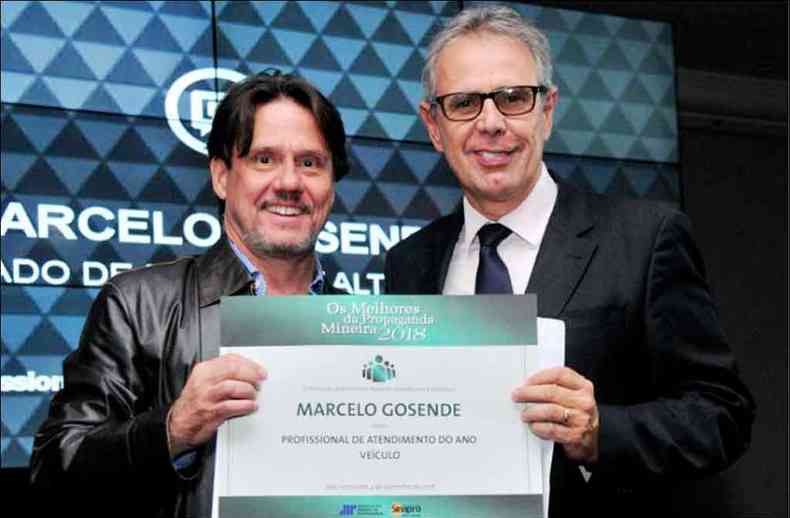 Marcelo Gosende ( direita) recebendo de Adolpho Resende, diretor da RC Comunicao, o ttulo de 'Profissional de Atendimento do Ano' 