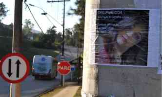 Cartaz sobre o desaparecimento de Ana Paula, em Nova Lima(foto: Ramon Lisboa/EM/DA Press - 12/7/16)